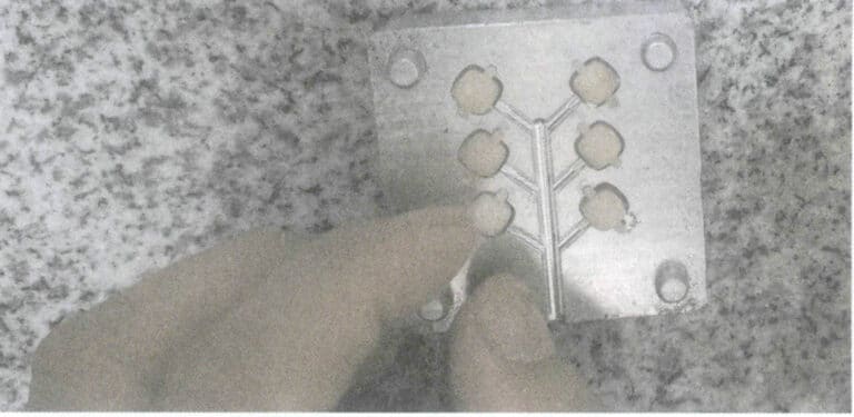 Figure 3-36 Embedding the water-soluble wax core in the metal mold