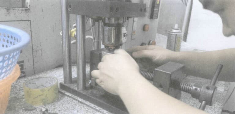 Figure 3-37 Fixing the Mold