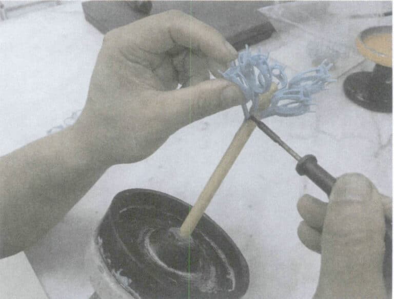 الشكل 4-15 زراعة شجرة نماذج الشمع من الأعلى إلى الأسفل