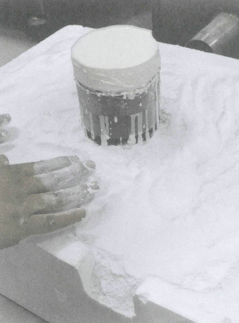 Figure 5-35 Place the casting mold on the absorbent powder and let it sit.