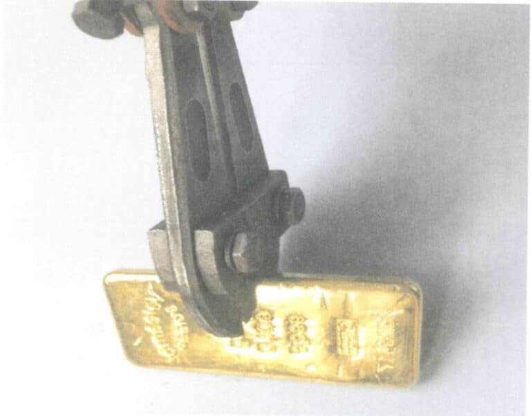 図 6-11 大型ボルトカッターによる材料の切断