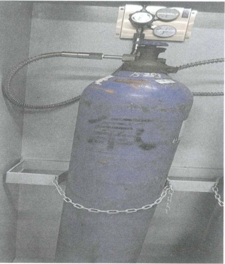 図 6-16 酸素ボンベ