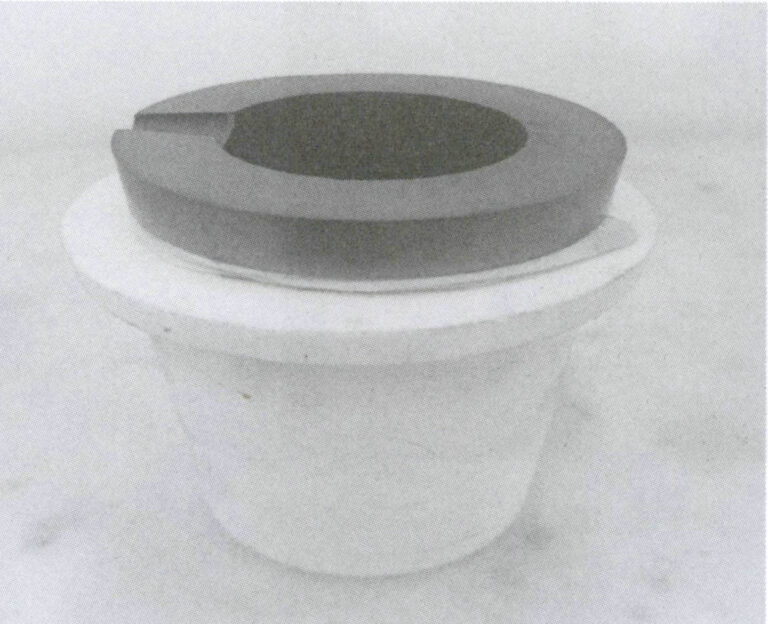 図 6-31 黒鉛るつぼを石英の外殻に入れる