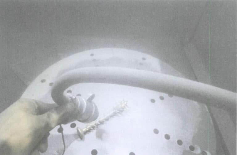 그림 7-2 샌드 블라스팅 머신으로 금속 모델 트리 코어 청소하기