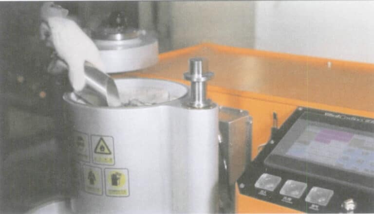 그림 7-14 도가니에 충전 재료 추가하기