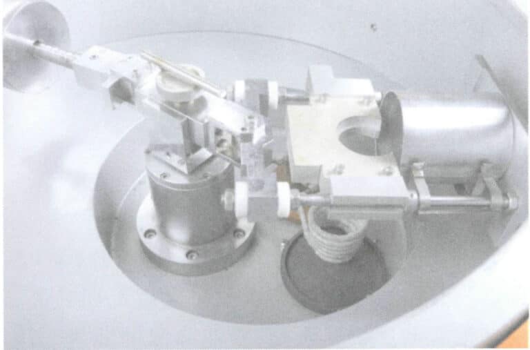 그림 7-19 진공 원심 주조기의 가변 암