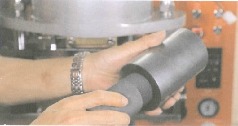 그림 7-34 흑연 도가니와 결정화기를 실을 통해 결합하기