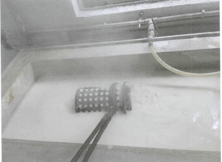 Figura 8-9 Pulizia dello stampo per esplosione d'acqua