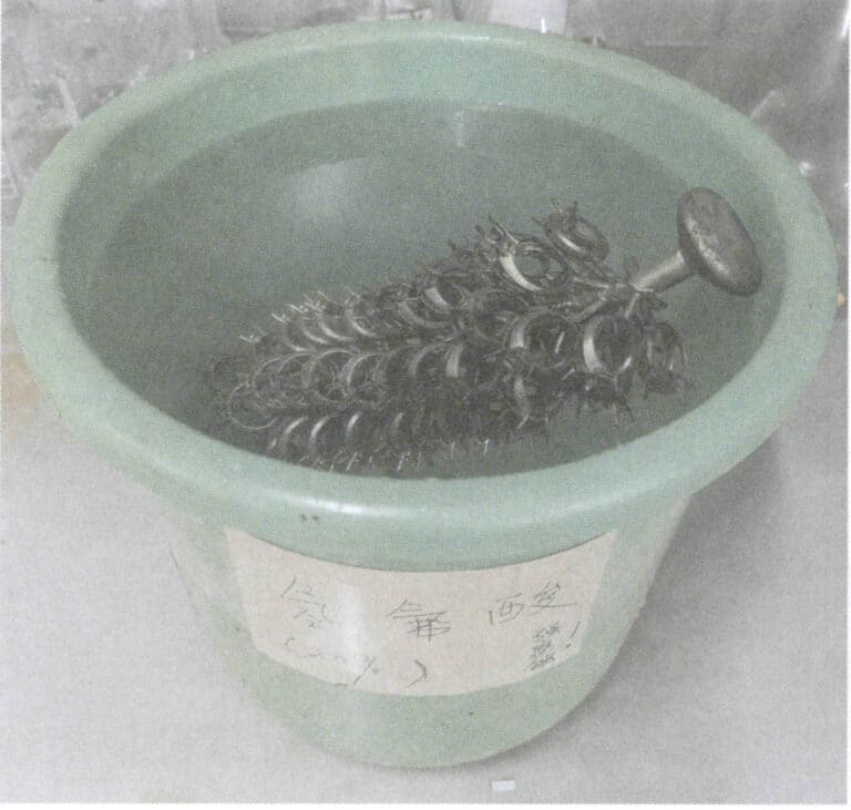 Figura 8-11 Albero di metallo immerso nell'acido