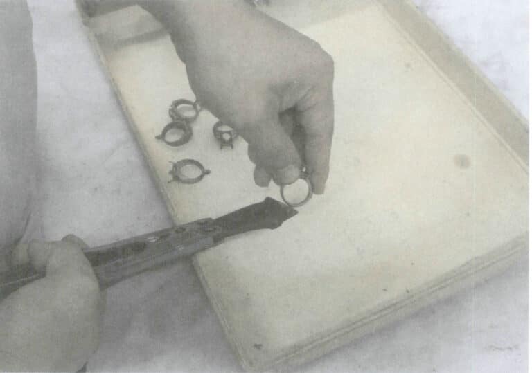 Figura 8-14 Utilizza le frese per tagliare la materozza residua.