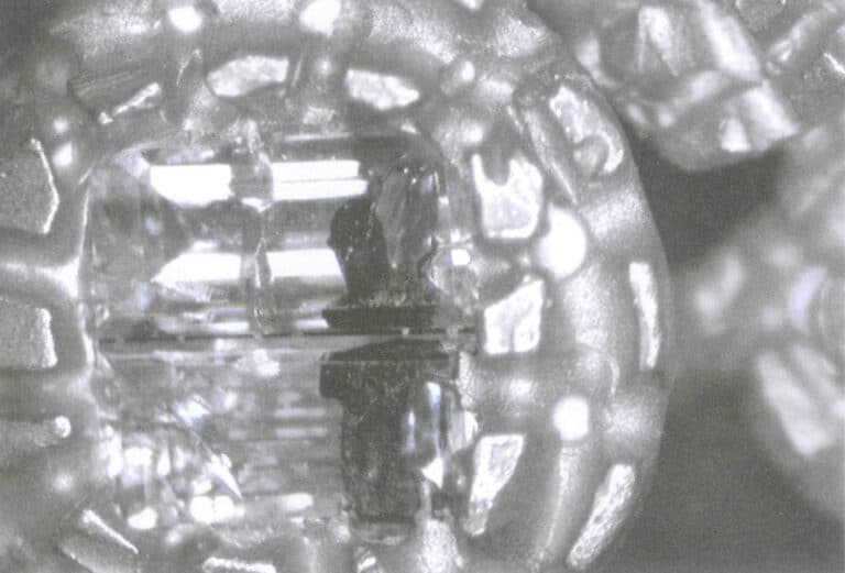 Figura 8-17 Rottura di gemme incastonate in cera