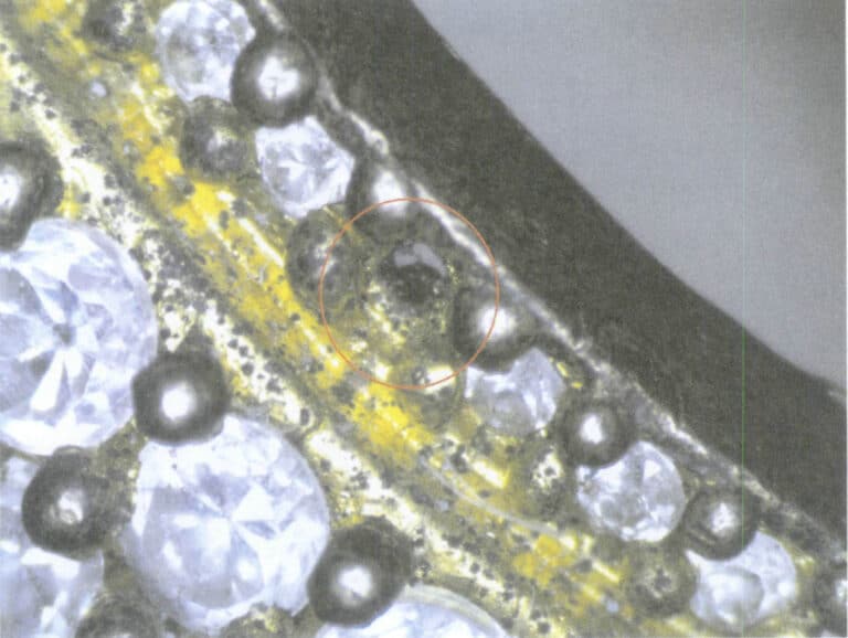 Figura 8-18 Gemme che cadono da gioielli fusi in cera