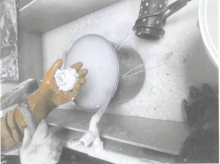 Figura 8-25 Utilizzo di utensili manuali per la pulizia ausiliaria delle fusioni