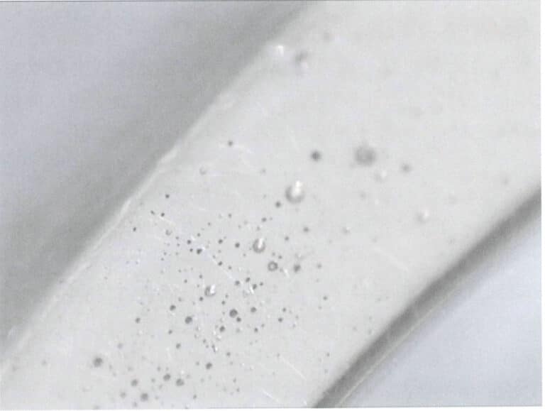 Figura 8-29 Pori sul gambo dell'anello Pt950