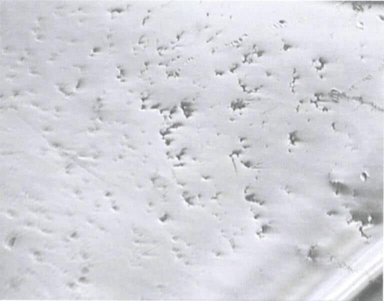 Figura 8-30 Difetti di porosità da ritiro superficiale in fusioni di gioielli