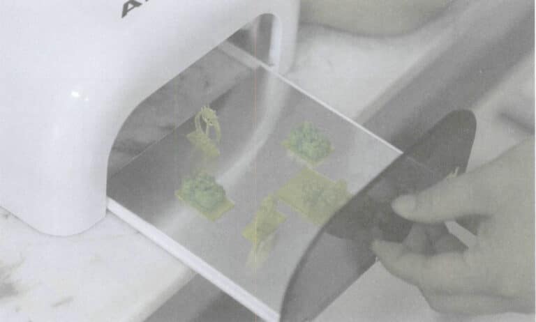 Figura 1-22 Colocar o modelo no equipamento de cura.