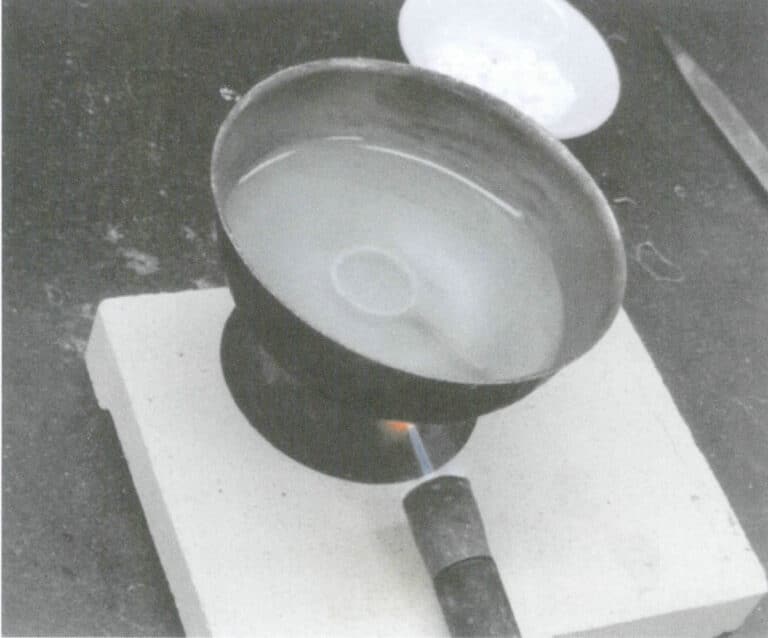 Figura 1-45 Ferver água com alumínio