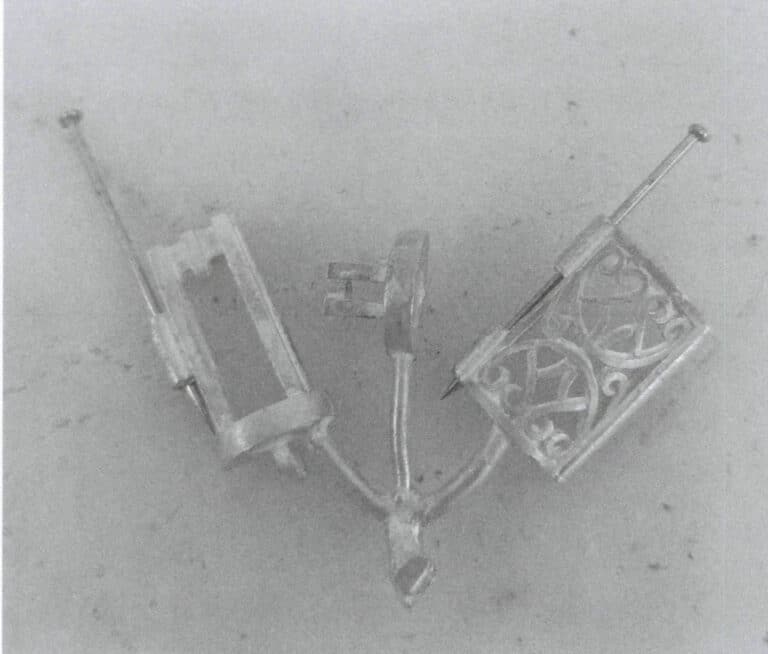 Figure 2-32 Insert a large-headed pin (steel pin) into the through hole