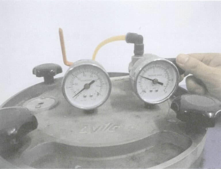 Figure 3-7 Adjusting the wax injection air pressure
