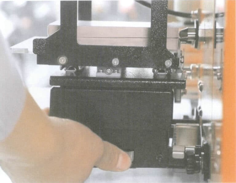 Figure 3-15 Manually adjusting the height of the robotic arm fixture