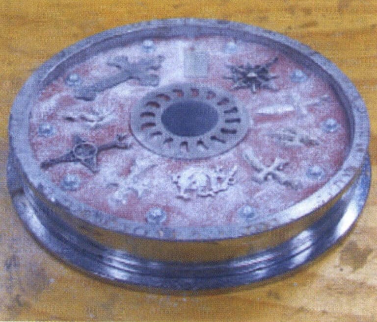 Figure 4-9 Spraying powder on the profiling surface