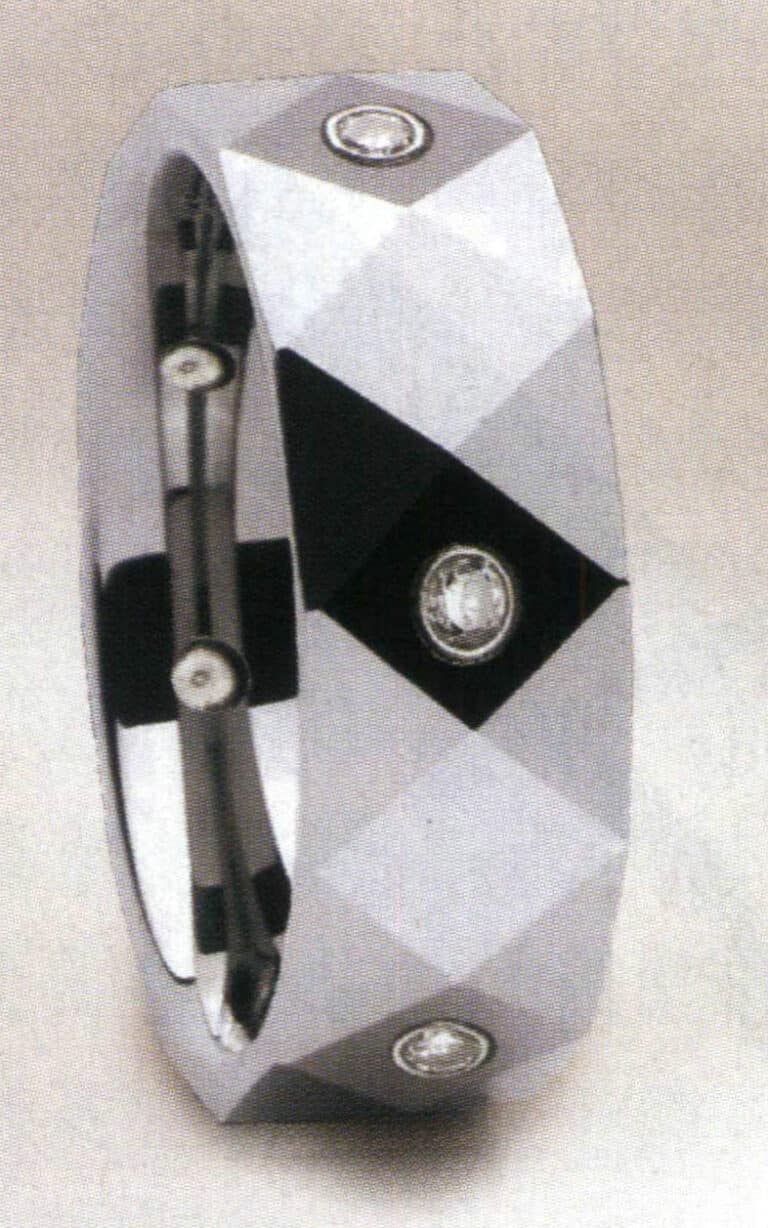 Anel de tungsténio com diamantes incrustados