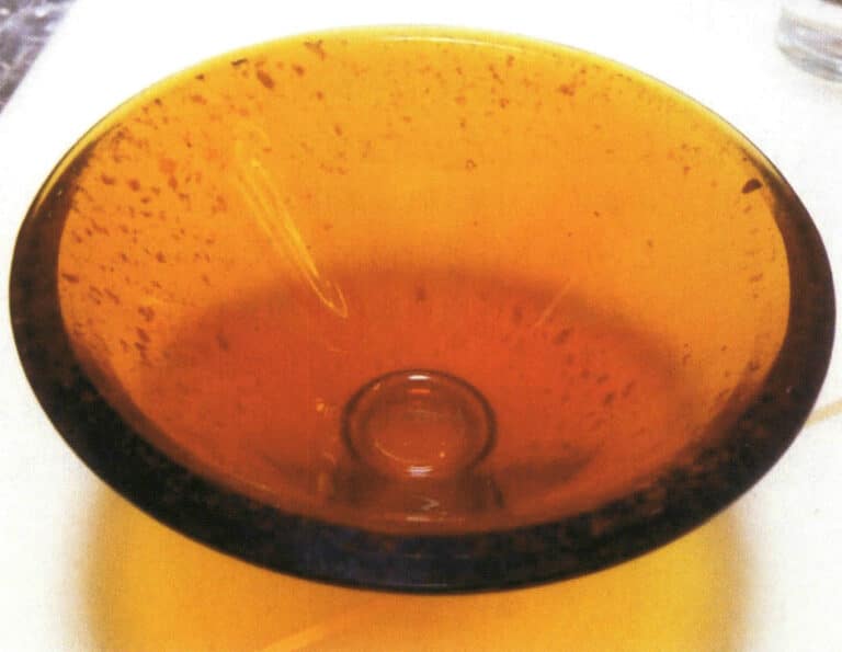 Figure 8-23 Bubbles in colored glass