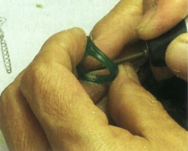 Figure 2-14 Removing the bottom weight