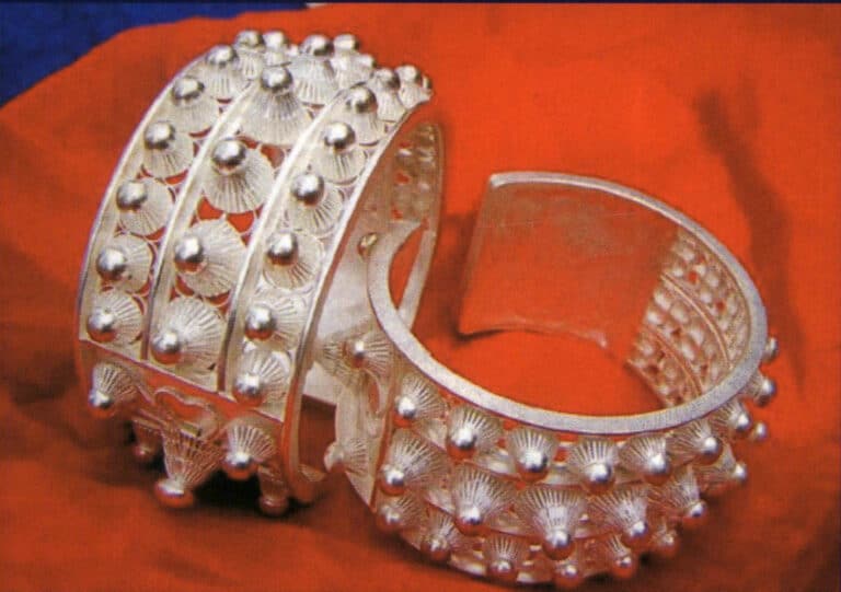 Bracelet fleur creuse en argent Miao