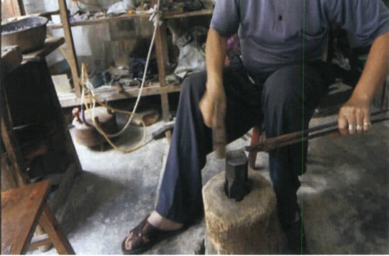 Figure 3-1 Forgeage de la tôle d'argent