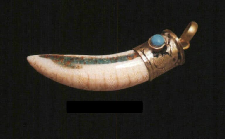 Pendentif en os de bœuf incrusté