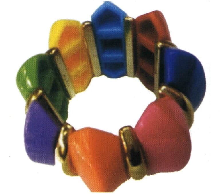 Plastic-inlaid bangle