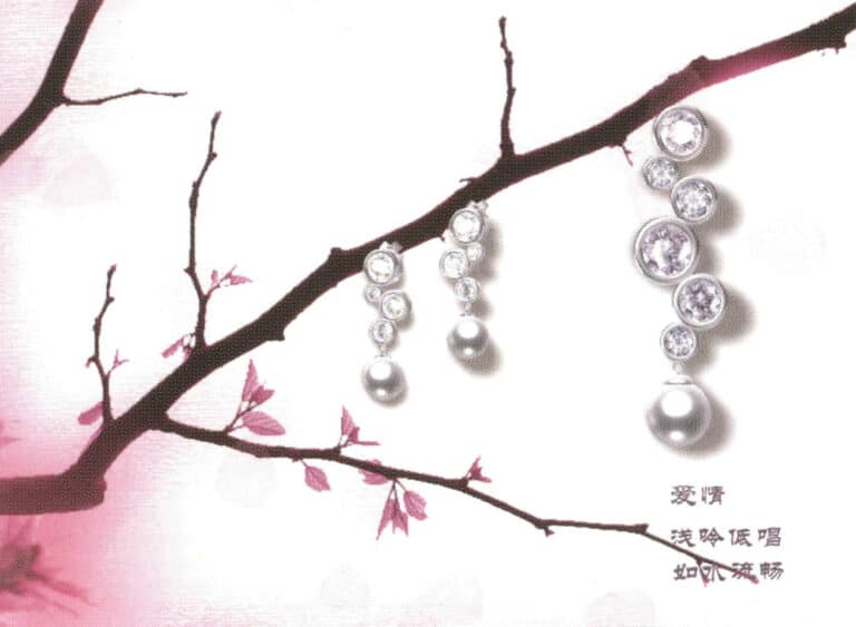 النمذجة: JewelCAD؛ المعالجة اللاحقة: فوتوشوب؛ لمزيد من طبقات المجوهرات، يجب الانتباه إلى الربط بين الأجزاء في عملية النمذجة، والتي يجب أن تكون متوافقة تمامًا مع هيكل المجوهرات لإكمال الجزء المعدني من المعالجة يجب الانتباه إلى التغييرات في الضوء والظل