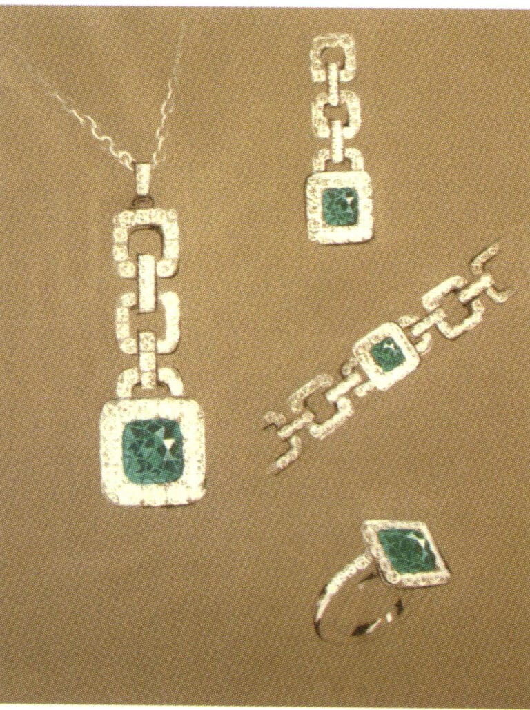 This series of designs includes necklaces, rings, pendants, and bracelets. Generally speaking, laying out the same picture with various ornaments is difficult. In this design, the three smaller ornaments and the relatively larger necklace are distributed on both sides of the picture, which does not achieve a balanced posture. Still, there is no obvious sense of weightlessness, which is a desirable way of composition.