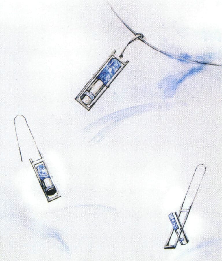 Πρόκειται για μια σειρά σχεδίων βασισμένων στο θέμα της "Κυανοτυπίας", που συνδυάζουν λευκόχρυσο και ημιδιαφανές γυαλί μπλε χρώματος. Το φόντο της εικόνας'είναι επεξεργασμένο με φρέσκια νερομπογιά, η οποία αναδεικνύει κατάλληλα το θέμα.