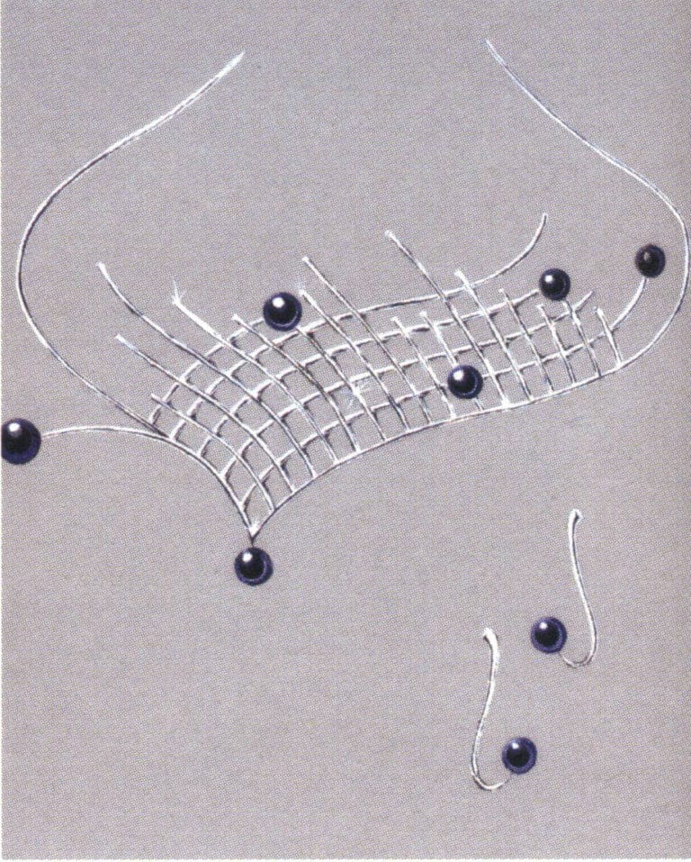 Πρόκειται για μια σειρά σχεδίων σκουλαρικιών και κολιέ από πλατίνα και μαύρα μαργαριτάρια με φρέσκο οπτικό αποτέλεσμα. Ωστόσο, η αναπαράσταση της πλατίνας εμφανίζεται κάπως τραχιά, ιδίως όταν χειρίζεται σκούρα χρώματα- οι γραμμές δεν είναι αρκετά εκλεπτυσμένες και δεν καταφέρνουν να μεταδώσουν την αίσθηση της μεταλλικής απαλότητας και σκληρότητας.