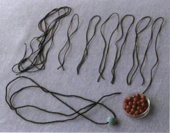 Figure 5-14 Red and black passion necklace material preparation