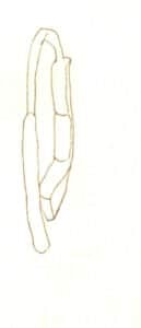 Шаг 01 Начните с частичных секций. Карандашом очертите металлические части серьги, основываясь на принципах перспективы, обеспечивая четкое определение конструкции и характерную форму.