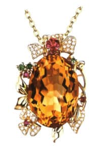 Necklaces are decorative items for the neck, and different materials, shapes, and colors of necklaces can express different aspects of a woman's personality, such as status, cultivation, and preferences. Necklaces include many types, such as scarves, bow ties, collar flowers, and pendants, while jewelry necklaces mainly consist of necklaces, pendants, and sweater chains. These accessories that hang around the neck are dynamic and spatial, giving a sense of lightness and can express the image and temperament of the wearer.