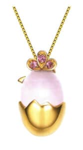 Necklaces are decorative items for the neck, and different materials, shapes, and colors of necklaces can express different aspects of a woman's personality, such as status, cultivation, and preferences. Necklaces include many types, such as scarves, bow ties, collar flowers, and pendants, while jewelry necklaces mainly consist of necklaces, pendants, and sweater chains. These accessories that hang around the neck are dynamic and spatial, giving a sense of lightness and can express the image and temperament of the wearer.