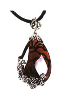 Necklaces are decorative items for the neck, and different materials, shapes, and colors of necklaces can express different aspects of a woman's personality, such as status, cultivation, and preferences. Necklaces include many types, such as scarves, bow ties, collar flowers, and pendants, while jewelry necklaces mainly consist of necklaces, pendants, and sweater chains. These accessories that hang around the neck are dynamic and spatial, giving a sense of lightness and can express the image and temperament of the wearer.