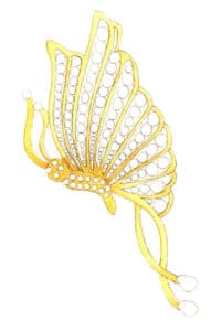 Шаг 06 Покройте металлические детали водой. С помощью акварельной кисти среднего размера нанесите первый слой желтой охры, разведенной в большом количестве воды.