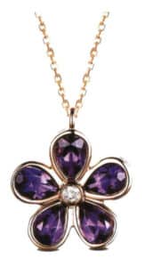 Necklaces are decorative items for the neck, and different materials, shapes, and colors of necklaces can express different aspects of a woman's personality, such as status, cultivation, and preferences. Necklaces include many types, such as scarves, bow ties, collar flowers, and pendants, while jewelry necklaces mainly consist of necklaces, pendants, and sweater chains. These accessories that hang around the neck are dynamic and spatial, giving a sense of lightness and can express the image and temperament of the wearer.