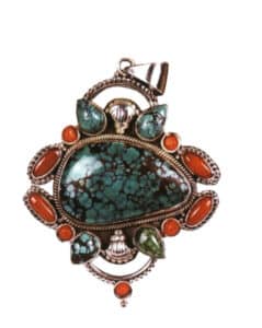 Necklaces are decorative items for the neck, and different materials, shapes, and colors of necklaces can express different aspects of a woman's personality, such as status, cultivation, and preferences. Necklaces include many types, such as scarves, bow ties, collar flowers, and pendants, while jewelry necklaces mainly consist of necklaces, pendants, and sweater chains. These accessories that hang around the neck are dynamic and spatial, giving a sense of lightness and can express the image and temperament of the wearer.