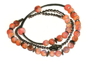 Шаг 10 Затемните тени на металлических бусинах с помощью серого цвета Payne's и черного цвета слоновой кости.