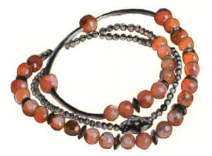 Шаг 11 Углубите цвета с помощью умбры жженой, сиены жженой, лимонно-желтого и розового маддера. Подчеркните белые блики на розовых драгоценных камнях и металлических бусинах.