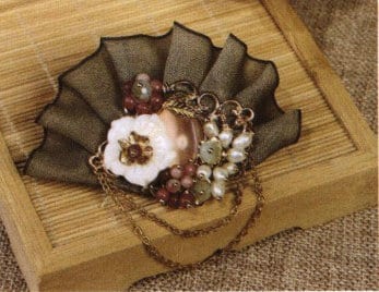 Figure 7-7 Style Diagram of the Scented Plum Fan Motif Brooch