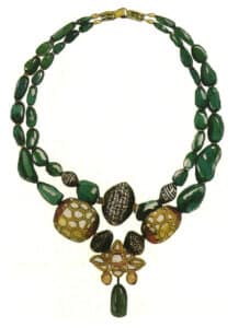 Step 08 Refine gemstone details with yellow ochre, vermilion, and Payne’s grey to enrich color variation and amplify three-dimensionality. Finalize the artwork to complete.