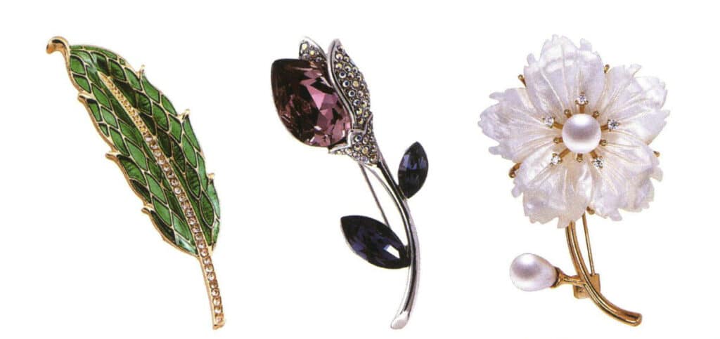 A brooch, also known as a corsage or pin, is a decorative item that can be pinned to clothing and worn on the chest. It can be worn year-round. Wearing a brooch can enhance beauty and can be matched with clothing and jewelry, visually improving the overall aesthetic effect.