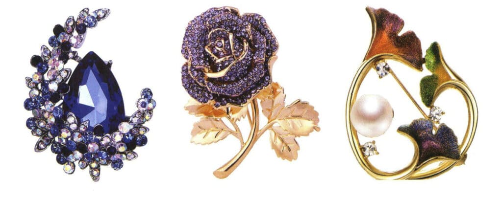 A brooch, also known as a corsage or pin, is a decorative item that can be pinned to clothing and worn on the chest. It can be worn year-round. Wearing a brooch can enhance beauty and can be matched with clothing and jewelry, visually improving the overall aesthetic effect.